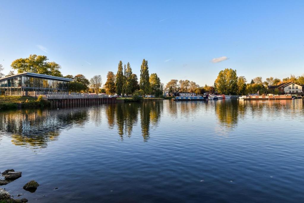 Lakeside Holiday Rentals - Delta Northampton Exterior photo